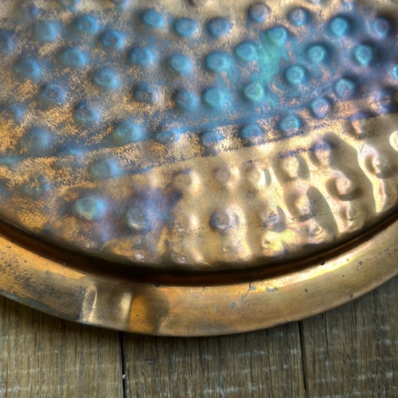 Vintage copper round serving trey with brass handles hammered design, rustic - Picture 11 of 16